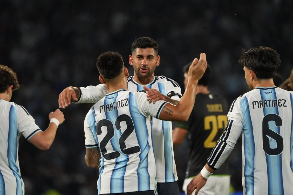 La Selección Argentina goleó 4-0 a Bolivia en Córdoba en su regreso a las canchas tras el Mundial