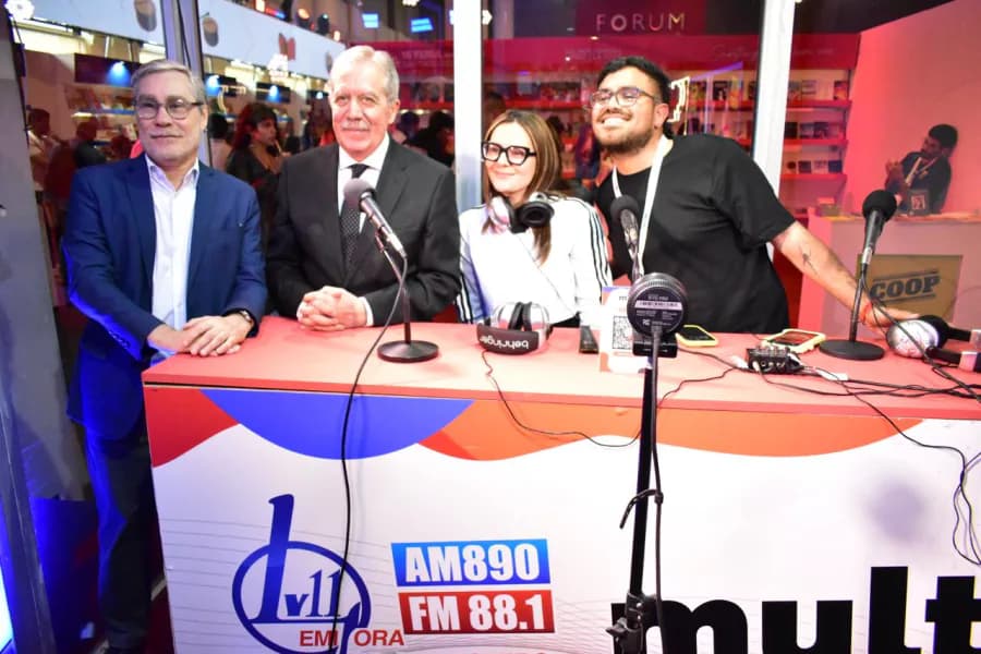 Elías Suárez visitó el stand de El Multistream en la Feria del Libro y destacó el valor de la lectura