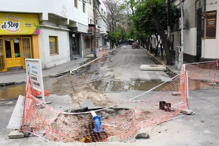 Multaron a Aguas de Santiago por un derrame cloacal en pleno centro