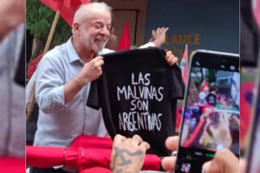 Lula da Silva mostró una remera de Malvinas en el cierre de su campaña y reafirmó el respaldo a la soberanía argentina