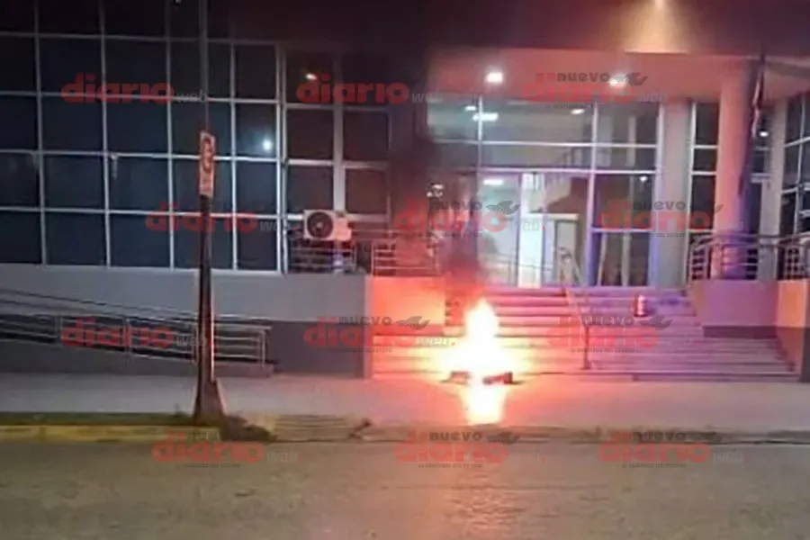 Un motociclista incendió un neumático frente al Palacio de Tribunales de Santiago del Estero y se dio a la fuga