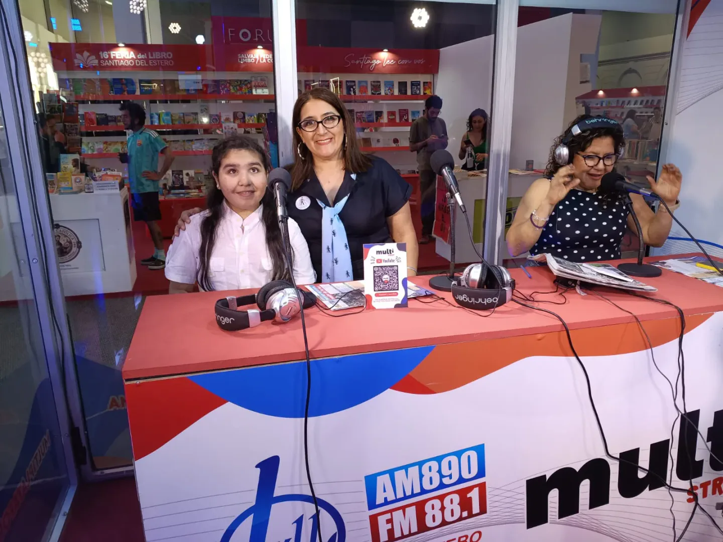 Aroma Coronel y la profesora Anita Lemos expusieron el trabajo del CEI N.º 50 en la Feria del Libro