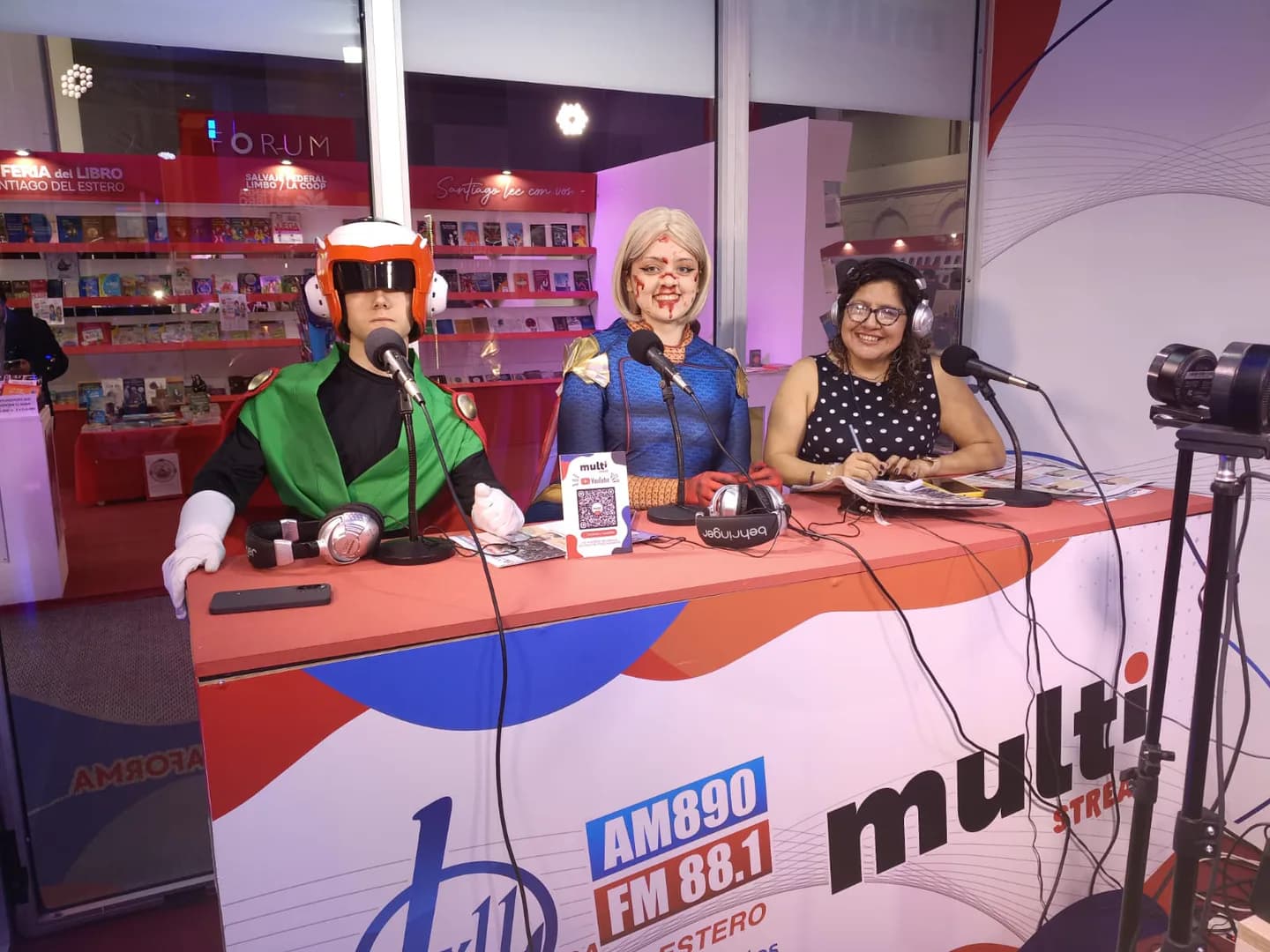 Cosplayers santiagueños llevaron la magia del animé y las series al stand de Radio LV11 en la Feria del Libro