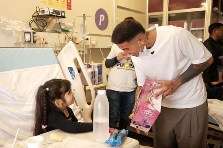 El emotivo gesto de Enzo Fernández: visitó a los niños internados en el Hospital Garrahan y llevó regalos
