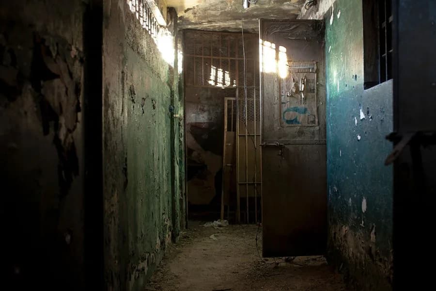 Revisaron los calabozos de una comisaría y encontraron peligrosos elementos en poder de los presos