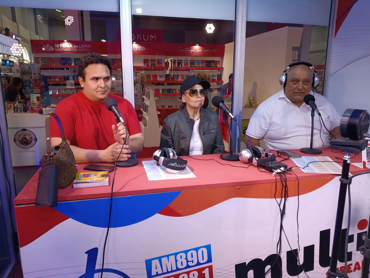 Majo Riera llegó a la Feria del Libro y confesó en LV11: “Santiago es vitamina para mí”