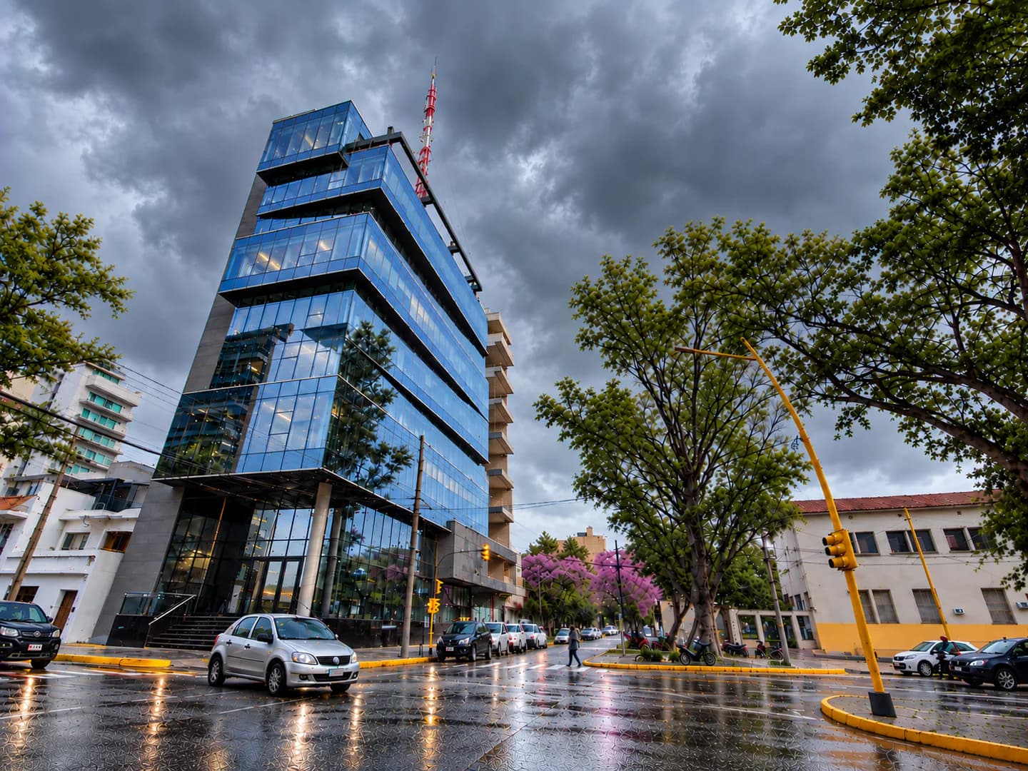 Santiago arrancó el lunes bajo las nubes y con chances de chaparrones: ¿hasta cuándo seguirá?