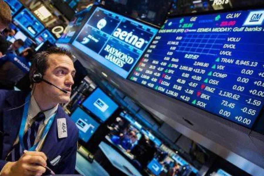 Los mercados financieros argentinos extendieron las subas y el riesgo país cayó a 575 puntos