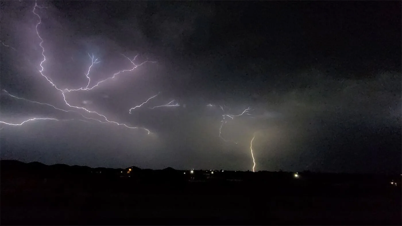 Se viene una noche complicada en Santiago: dónde podrían registrarse las tormentas más fuertes