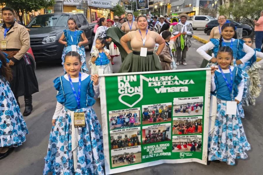 Las Termas de Río Hondo celebró un masivo encuentro cultural internacional con un desfile en el microcentro