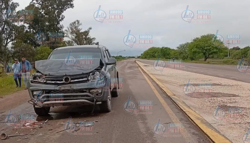 Los enormes baches de una ruta habrían provocado un accidente entre un camión y una camioneta