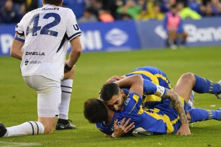 Rosario Central aplastó 5 a 0 a Independiente Rivadavia con un doblete de Di María y se afianza en lo más alto de la Zona B