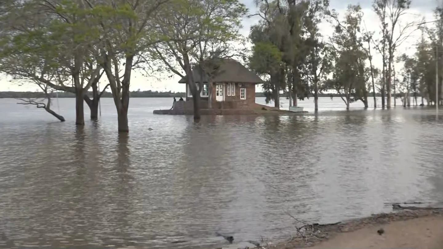 Dramática situación en el Litoral: el agua llega a las viviendas y hay familias evacuadas