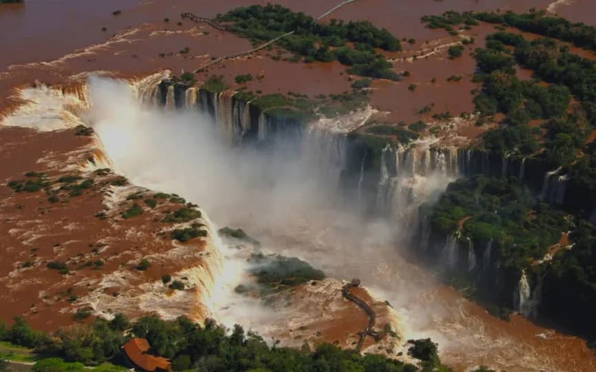 Alerta en las Cataratas del Iguazú: cerraron la Garganta del Diablo por una impresionante crecida