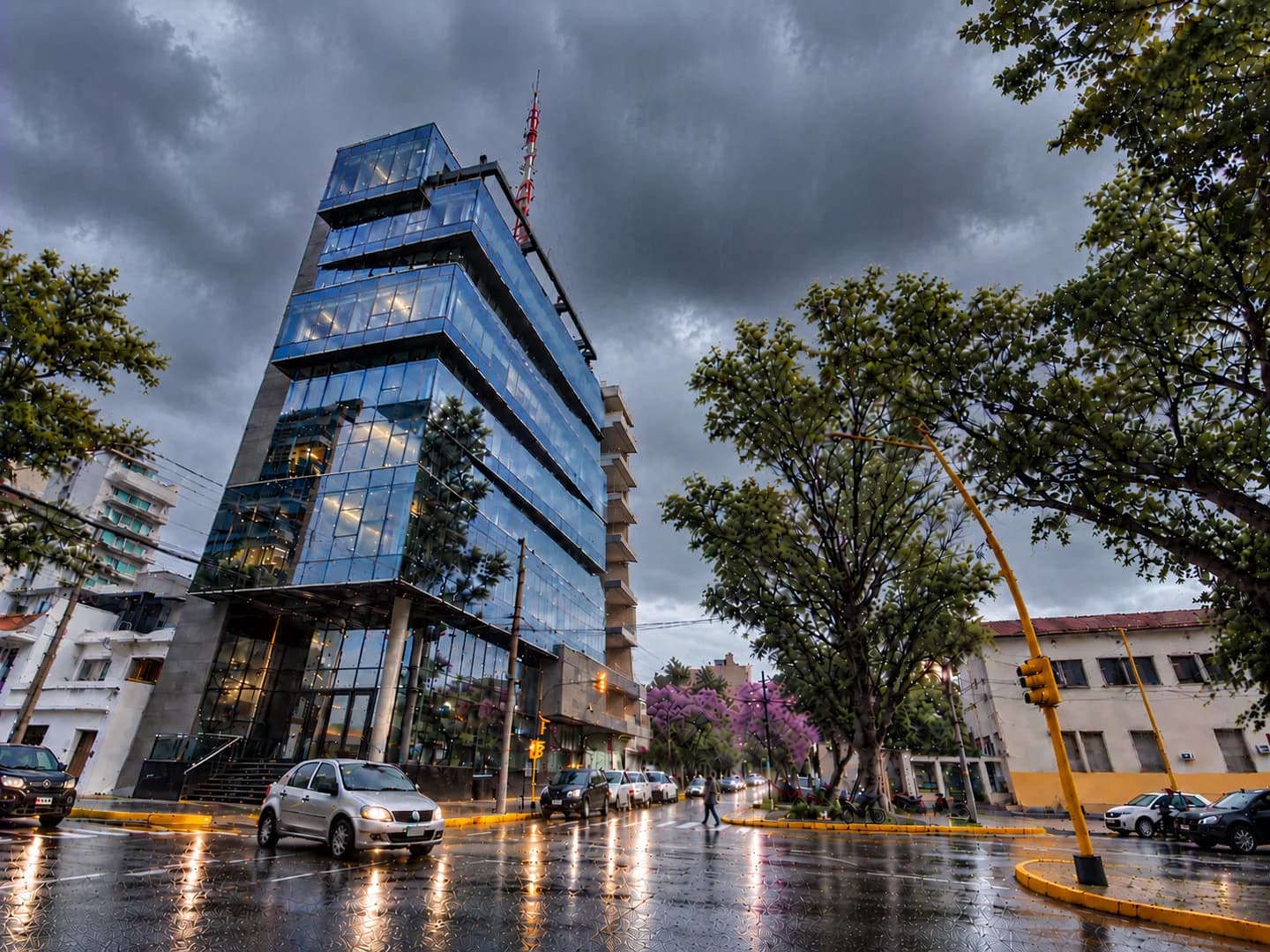 Después del feriado, Santiago comenzó la semana laboral con lloviznas y fresco