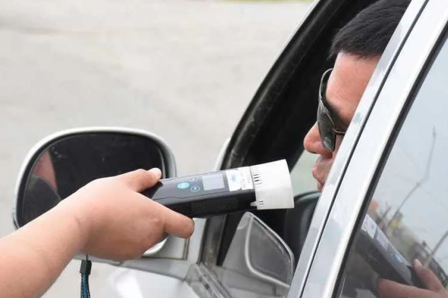 Lo frenaron por manejar de manera peligrosa y el test de alcoholemia dio positivo