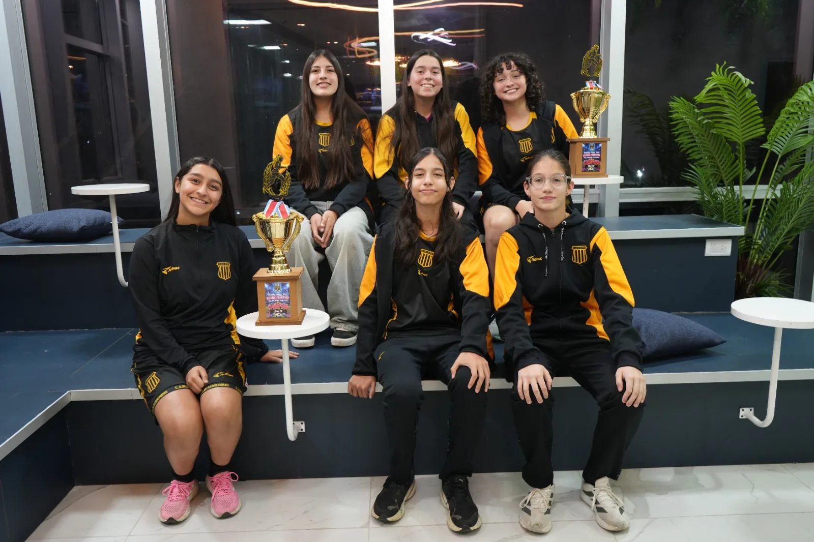 "Mesa de CAMpeonas": las jugadoras de las categorías Sub-13 y Sub-15 de Mitre visitaron los estudios de Radio LV11