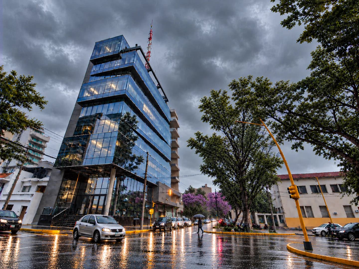 Con humedad casi total y lloviznas, Santiago inició un jueves marcado por la inestabilidad