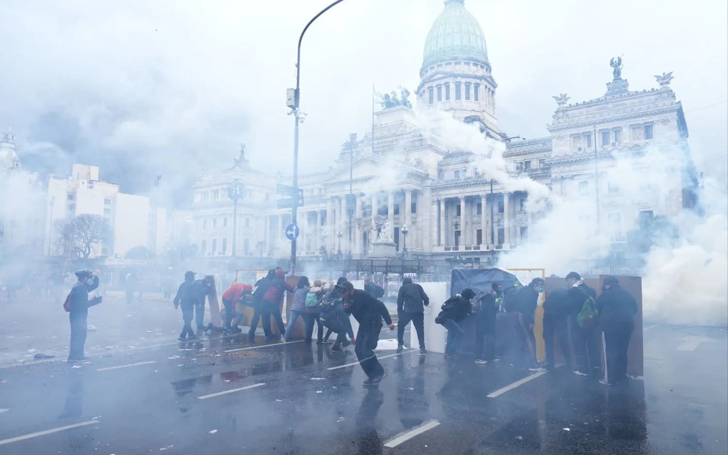 Enfrentamientos y tensión frente al Congreso durante la quinta Marcha Federal Universitaria
