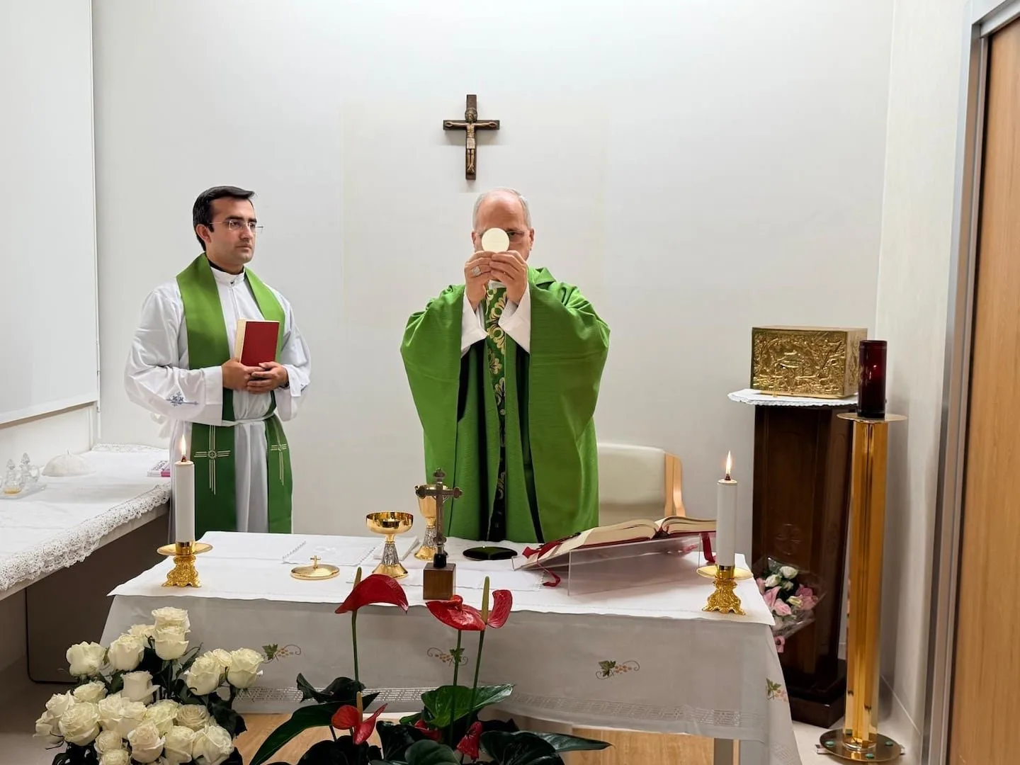 Video | El Papa dejó el hospital Gemelli y sorprendió al salir caminando y saludar a los fieles