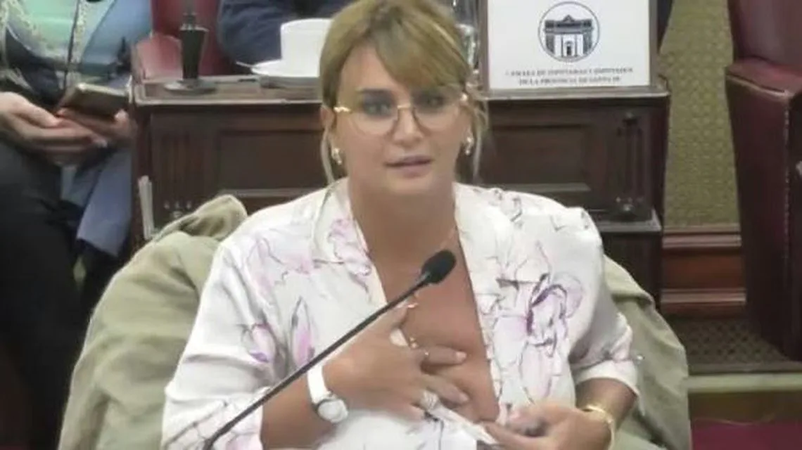 ¡Desopilante momento! Amalia Granata mostró un pecho en plena sesión y sorprendió a todos
