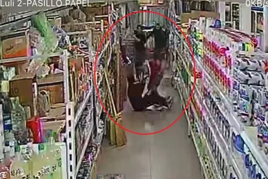 Escándalo y terror en Colonia Dora: persiguió a otro hombre con un cuchillo e irrumpieron a los golpes en un supermercado