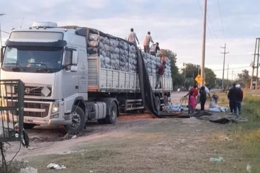 Un camión con carga de carbón vegetal se incendió sobre la Ruta Provincial 92 en Campo Gallo