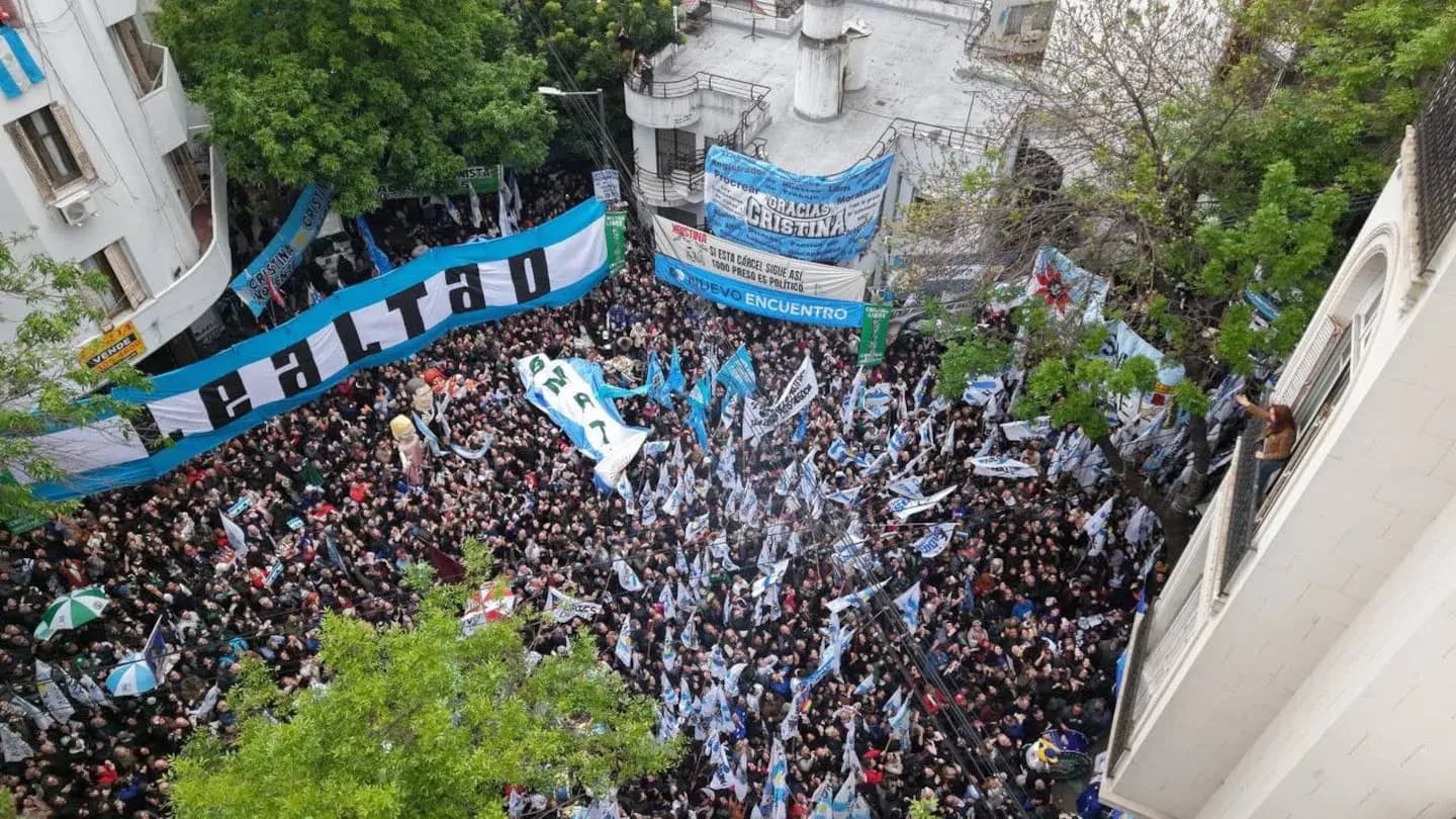 La militancia se concentró frente a la casa de Cristina Kirchner por el Día de la Lealtad