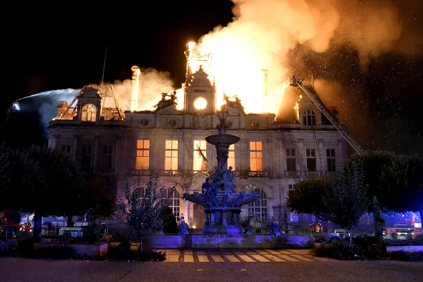 Manifestantes incendiaron el ayuntamiento histórico de Limoges durante protestas en Francia