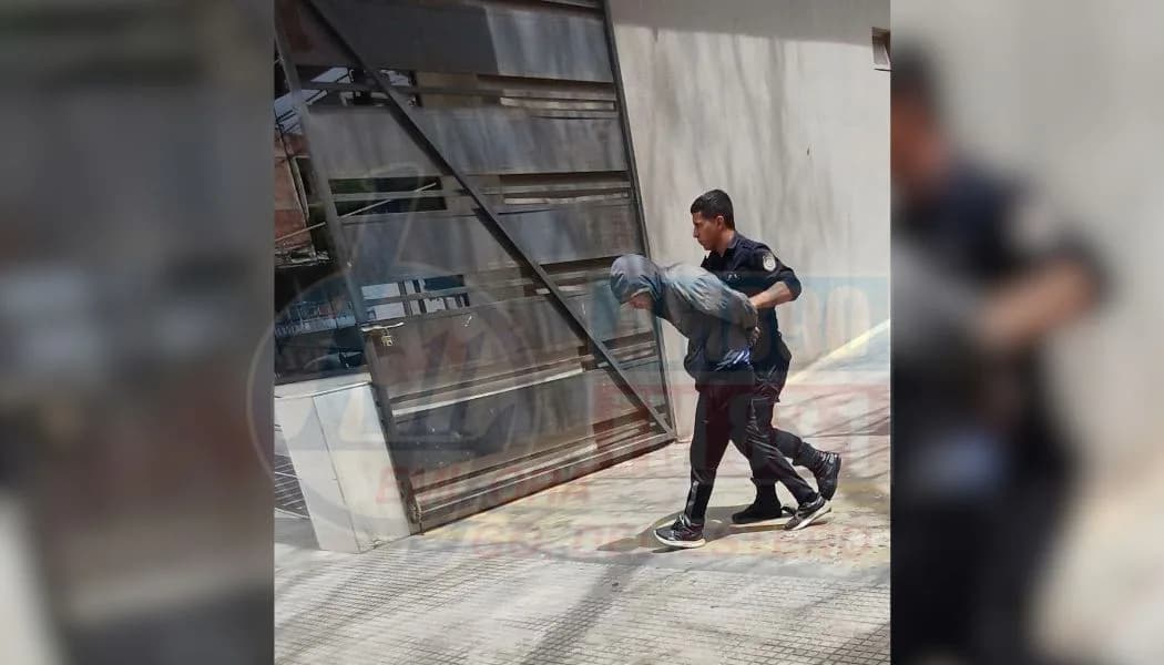 Se entregó el joven acusado por la muerte de Julio Trejo y fue trasladado bajo custodia