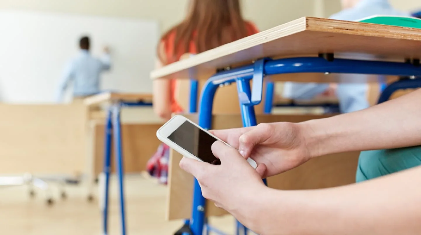 ¿El fin de las distracciones en clase? Una funda argentina promete ayudar a los estudiantes