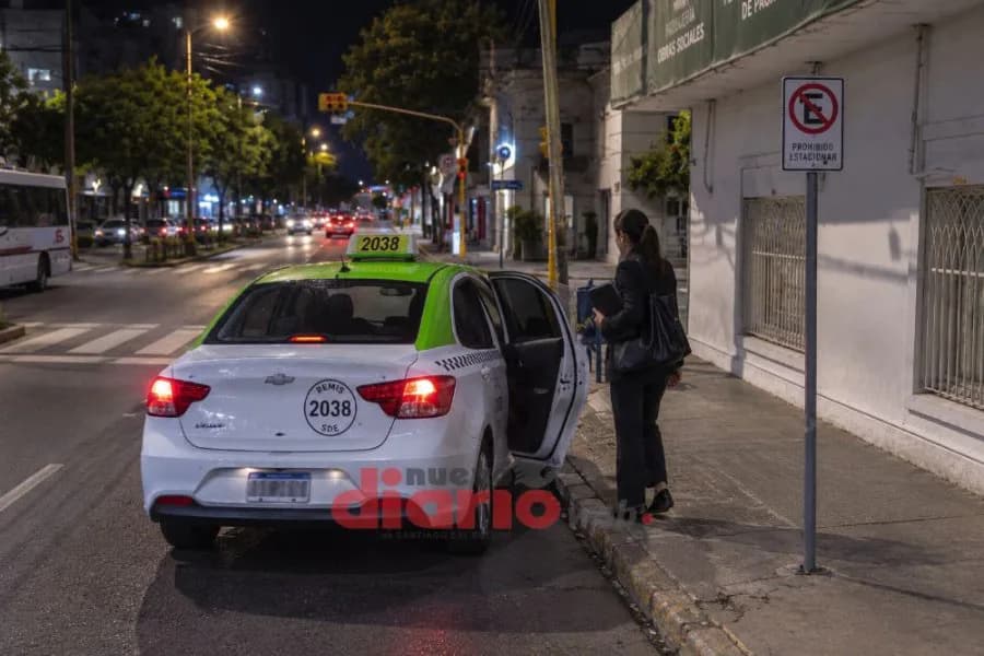 Una contadora olvidó un bolso con tres millones de pesos dentro de un remis en pleno centro capitalino