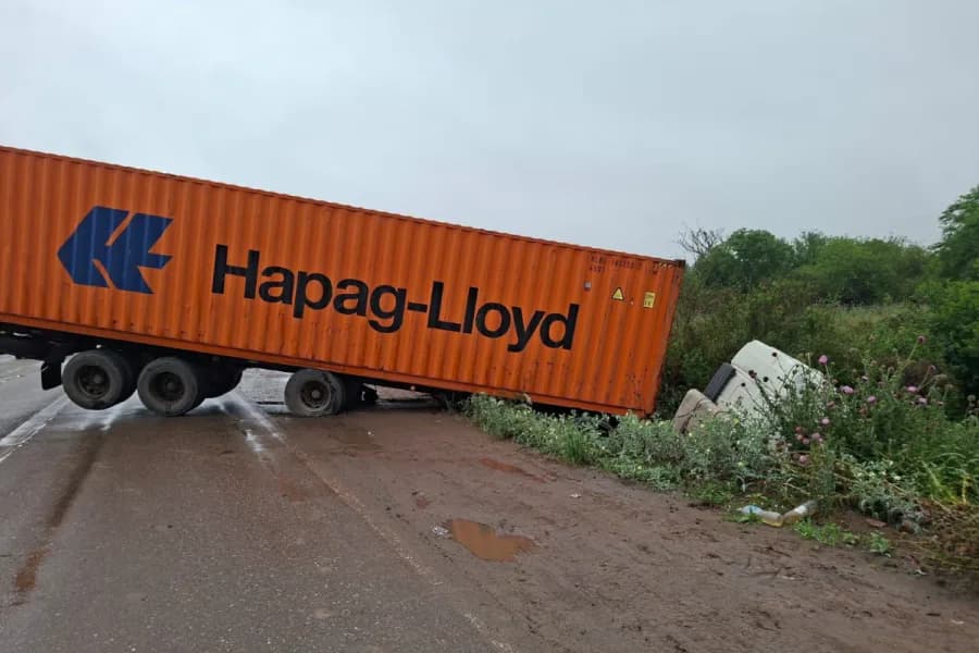 Un camión cayó dentro de una alcantarilla sobre la Ruta Nacional 9