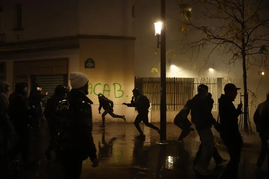 Una nueva jornada de protestas y enfrentamientos en Francia dejó cerca de mil personas detenidas