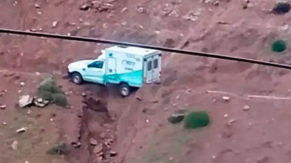 Una ambulancia con cuatro ocupantes quedó al borde de un precipicio en Neuquén tras el colapso de un camino