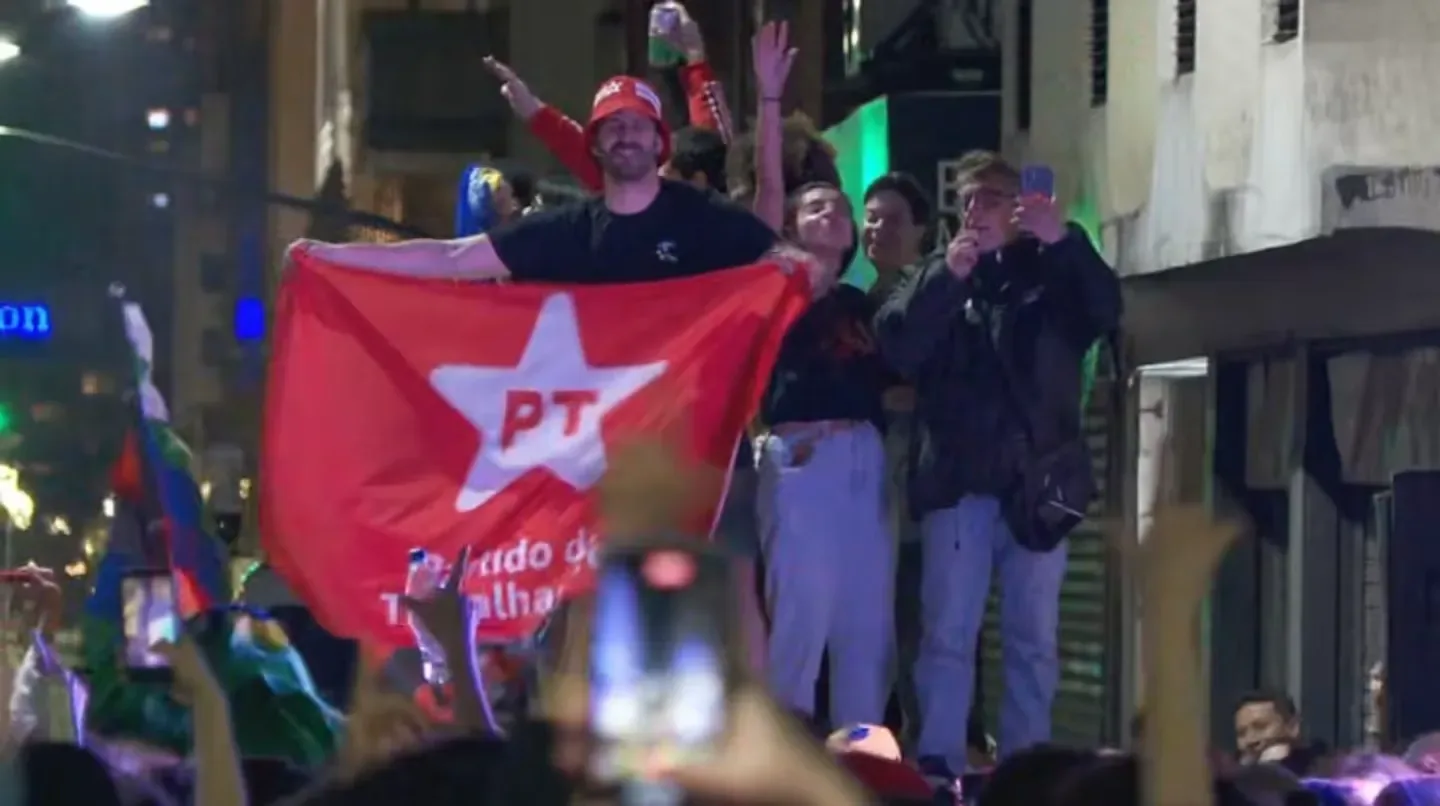 Militantes del PT celebraron en Argentina el triunfo de Lula da Silva en el balotaje de Brasil