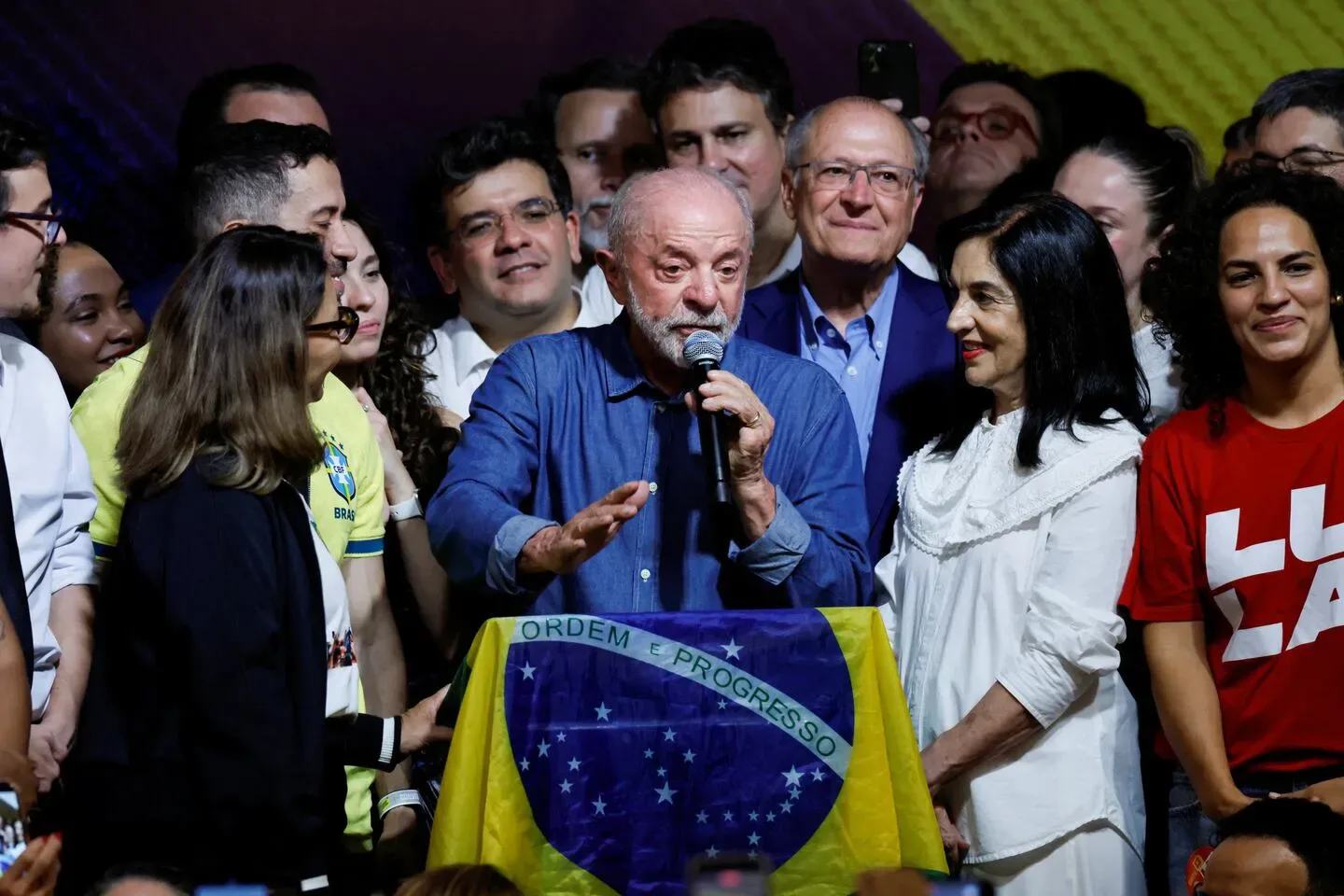 Lula da Silva celebró su triunfo en el balotaje frente a Flávio Bolsonaro y asumirá su cuarto mandato en Brasil