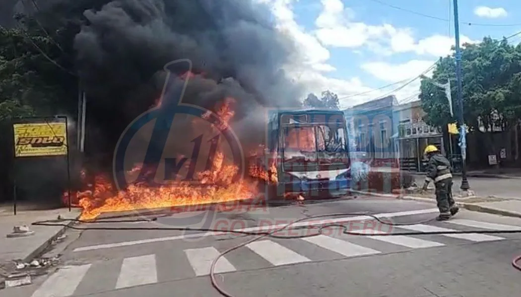 Momentos de tensión en La Banda: un colectivo quedó envuelto en llamas en Belgrano y Besares