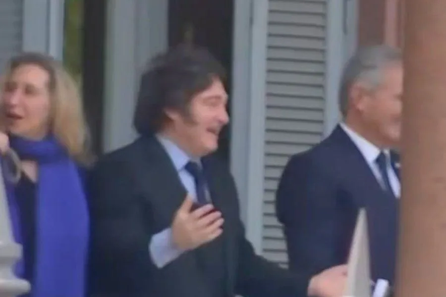 Javier Milei hizo el gesto viral "Six Seven" desde el balcón de la Casa Rosada