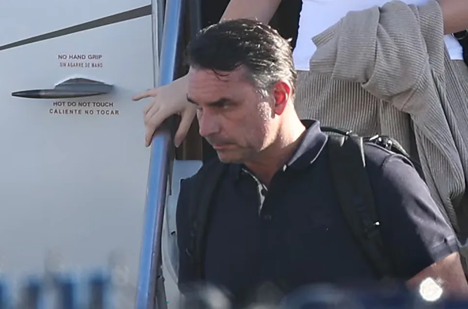Tras una desmentida inicial, el Gobierno nacional admitió que Flávio Bolsonaro utilizó la Argentina para salir de su país