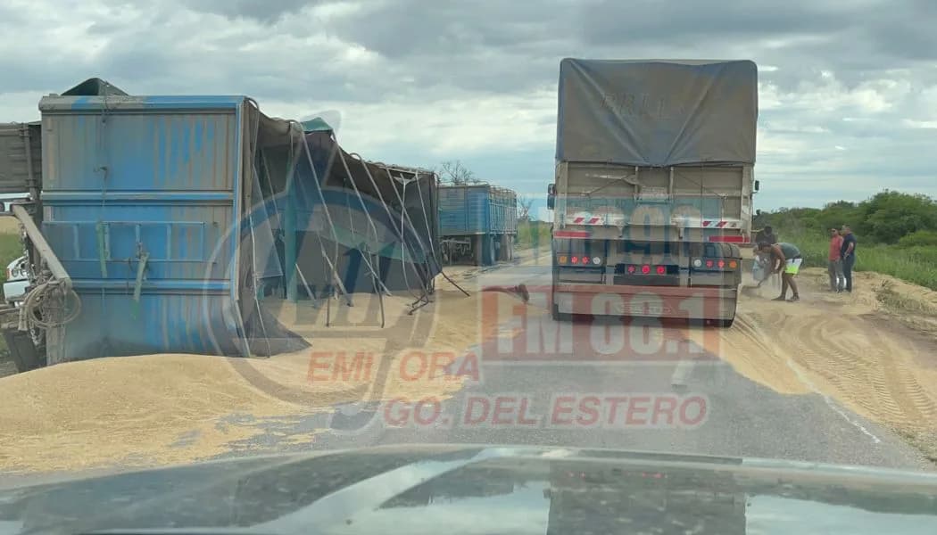 Un camión perdió su carga de trigo y la ruta permaneció obstruida hasta el día siguiente
