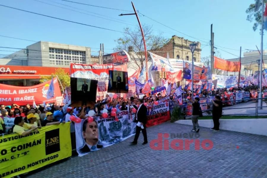 Multitudinaria concentración en las afueras del Concejo Deliberante para respaldar la asunción de Mario Benavente como intendente de la Capital