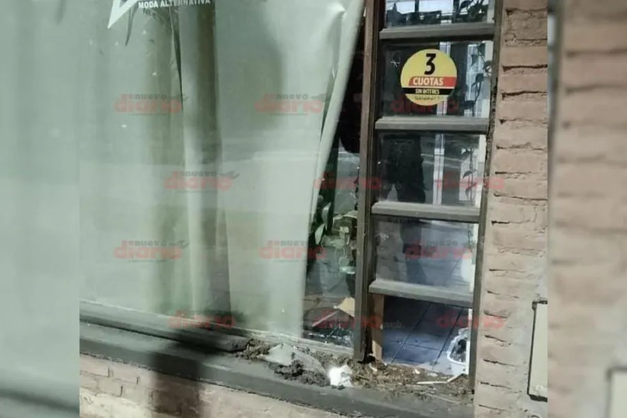 Reventaron la vidriera de un comercio céntrico en Fernández y se robaron un valioso botín de joyas de plata