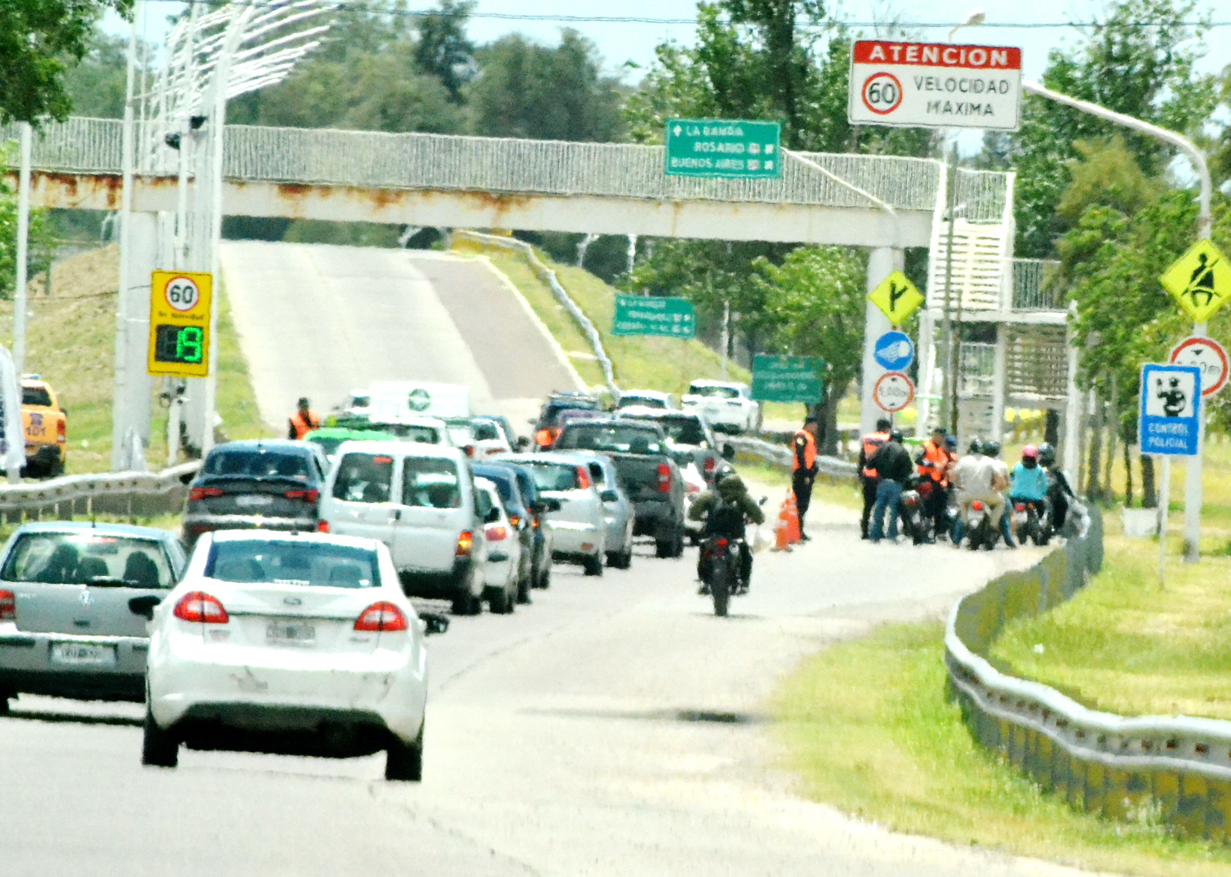 Terror de madrugada: falsos policías irrumpieron buscando una "bolsa" y robaron $ 220.000