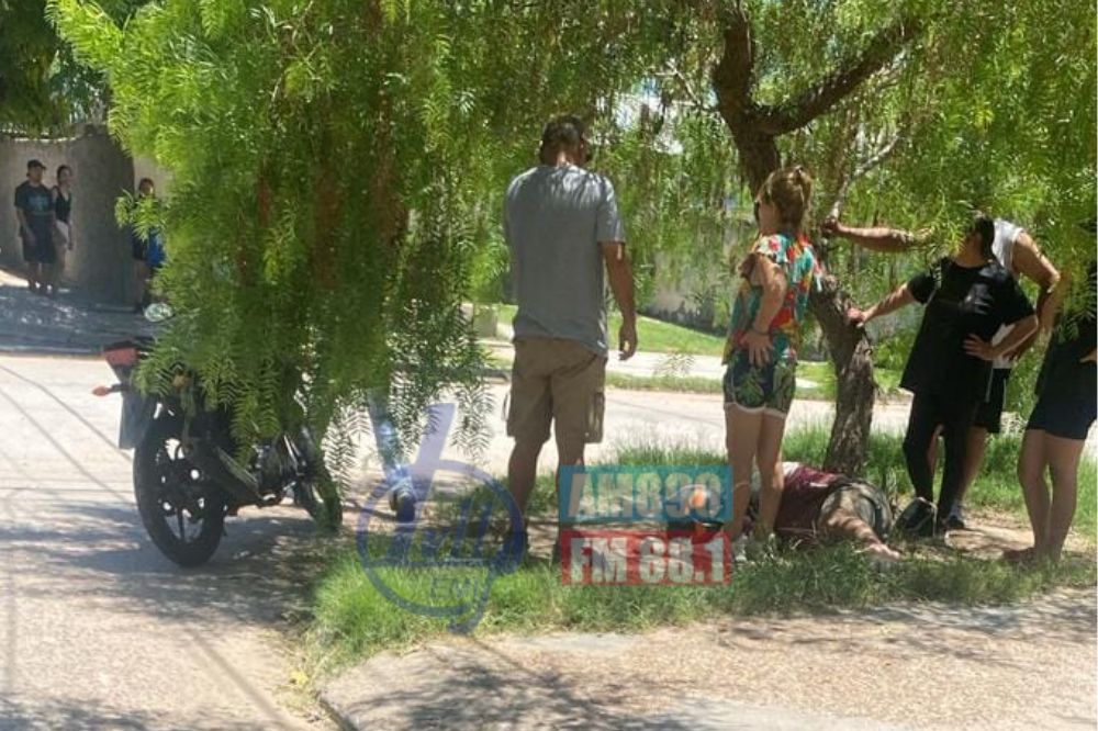 Violento impacto: un motociclista terminó hospitalizado tras chocar con un remis