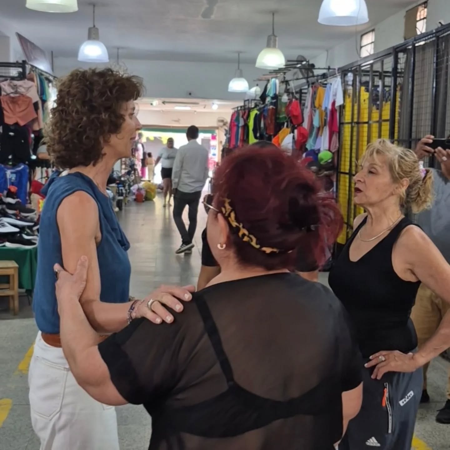 La intendente de Termas Paula Canepa recorrió el Mercado Municipal y dialogó con feriantes
