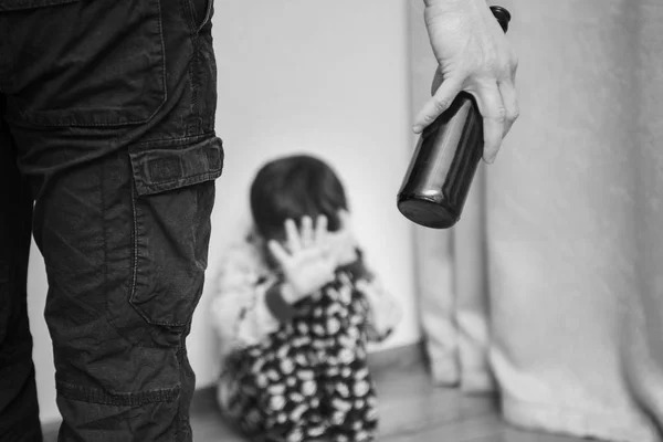 Horror: quemó a su hija de 7 años con un cigarrillo y amenazó con matarlas