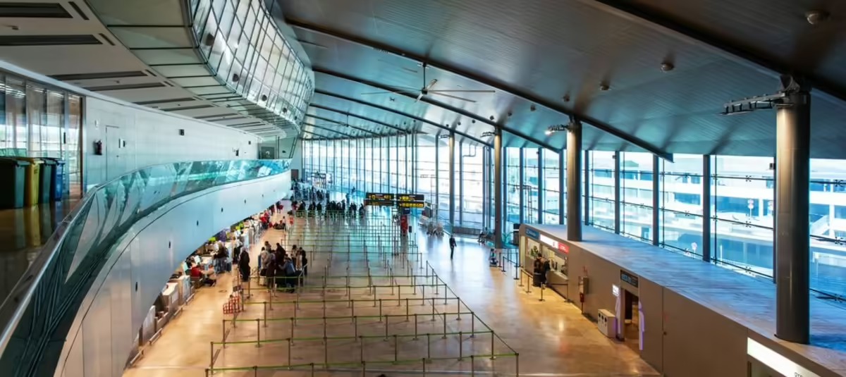 Intentó abordar un avión con el cuerpo de su esposa en silla de ruedas en un aeropuerto de España