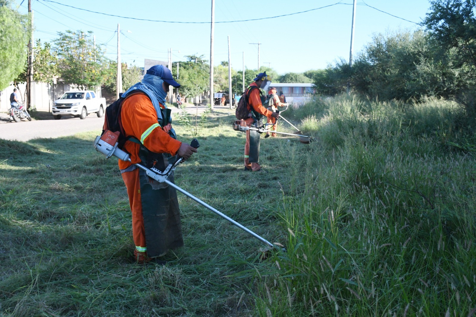 Intenso operativo de desmalezamiento en los barrios de la zona sur de la ciudad