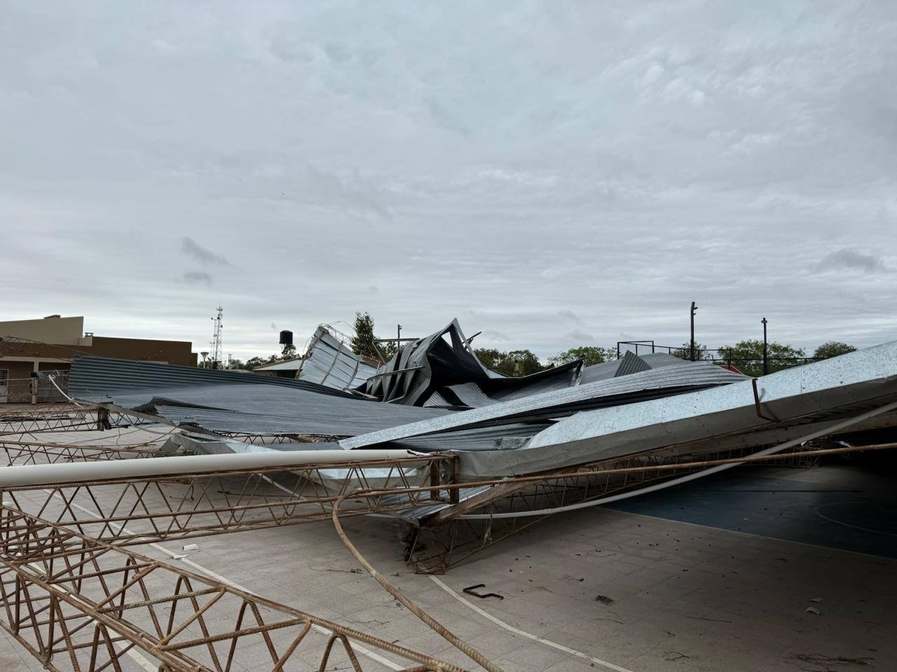 Comenzó la reconstrucción del Polideportivo Municipal tras el temporal: priorizan seguridad y mano de obra local